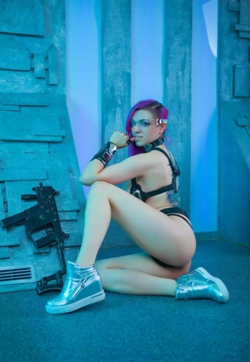 Seductive Girls in Provocative Cosplay Outfits: Stunning and Alluring Costumes