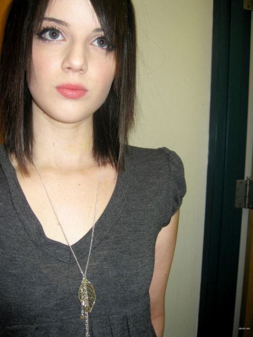 Teen girl shows shaved pussy - explicit young pussy pics