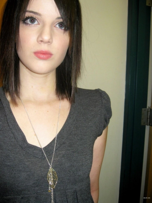 Teen girl shows shaved pussy - explicit young pussy pics