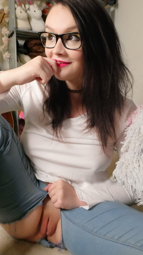Girl in glasses flaunts her pussy - Explicit amateur photo