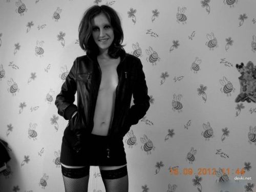 Unshaven Girl's Explicit Homemade Erotica