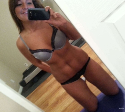 Fit Girl Exposes Herself Naked - Athletic Babe Shows Off in Explicit Nude Photo