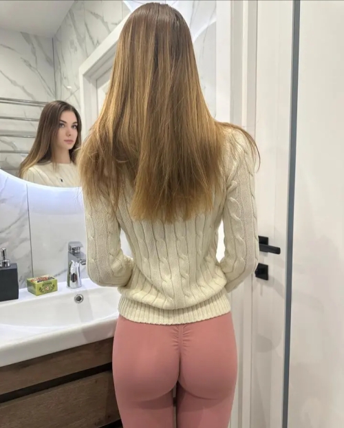 Sexy Babe Poses in Tight Butt Leggings: Hot and Explicit Photoshoot