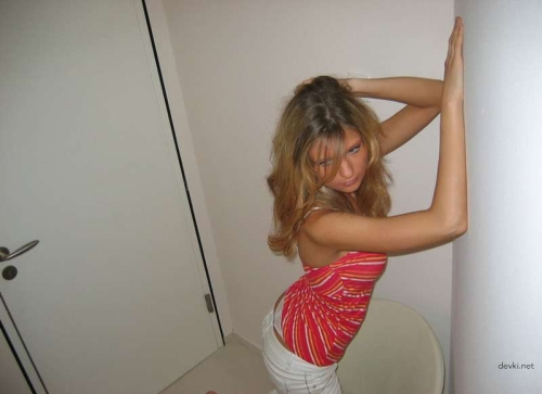 Girl satisfies herself with toys: Explicit solo masturbation show!