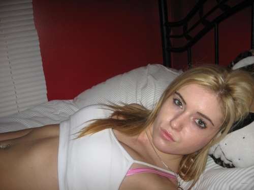 Sexy Topless Blonde: Hot and Explicit Photoshoot
