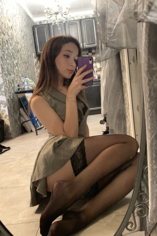 Seductive Babe with Firm Booty and Sweet Shaved Pussy