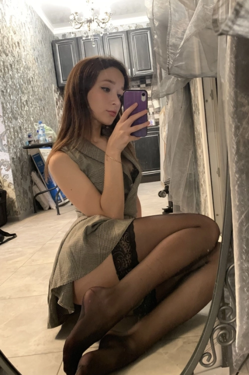 Seductive Babe with Firm Booty and Sweet Shaved Pussy