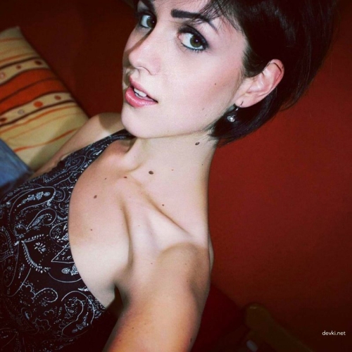 Hot Selfie: Sexy Girl Takes Explicit Photo of Herself