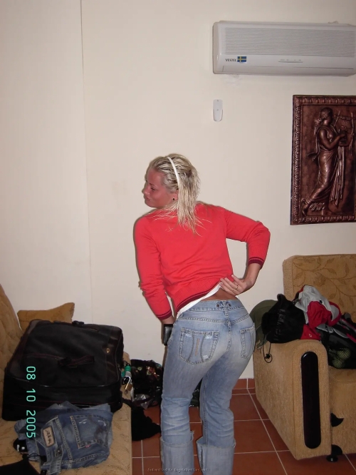 Tanned beauty sucks dick - Explicit oral sex photo
