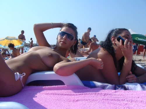 Naked Babes on the Beach: Explicit and Uninhibited Girls Gone Wild