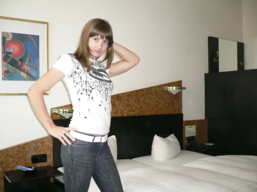 Svelte Cutie Reveals Nude Body: Explicit and Provocative Display