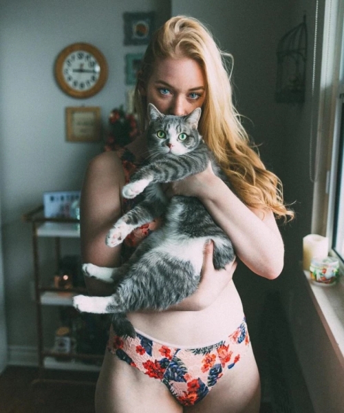 45 Sultry Babes Playfully Pose on Camera - Luxurious Beauties in Action!