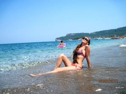 Hot Vacation Snap: Sultry Beach Babe in Bikini