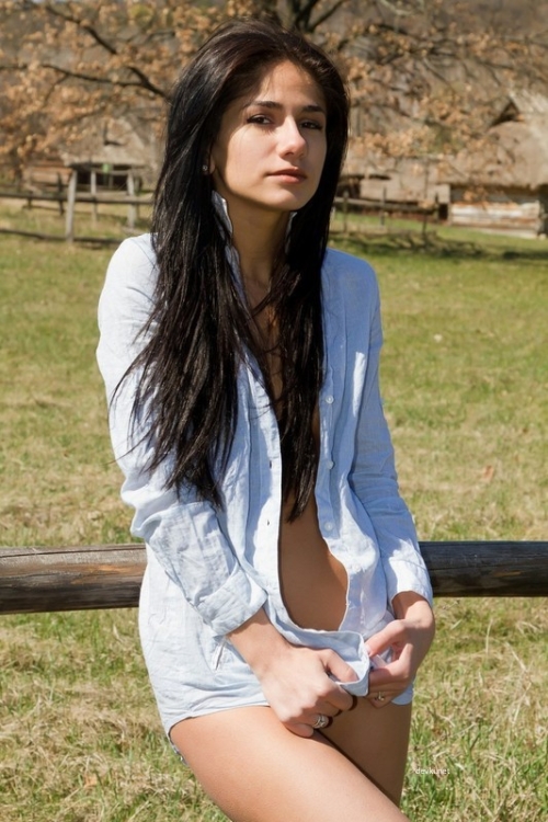 Stunning Brunette with Amazing Figure - Hot and Sexy Babe Exposed!