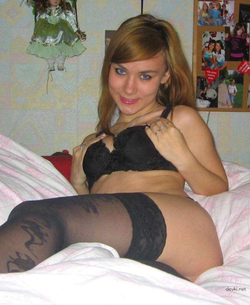 Sexy Girl in Stockings Poses on Bed for Hot XXX Action