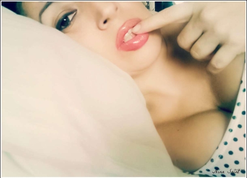 Hot Selfie of Cute Girl - Seductive Pose and Stunning Looks