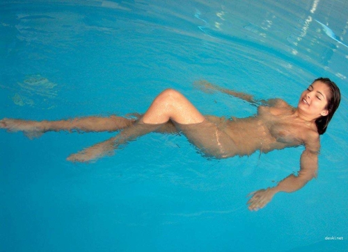 Naked Girl Poses Explicitly in Pool: Sensual Poolside Photoshoot