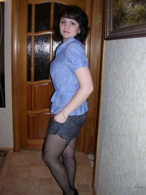 Mature MILF Shows Off Shaved Pussy - Explicit Amateur Photo