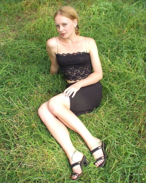 Fiery Babe with Hairy Pussy Gets Naughty Outdoors
