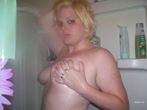 Blonde Babe Washes Her Juicy Pussy in the Bathtub