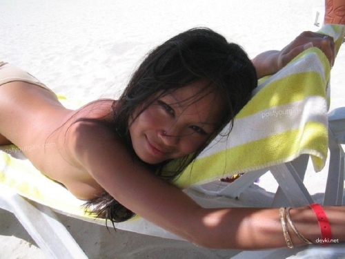 Seductive Asian Babe Poses Nude: Explicit and Alluring Asian Beauty Exposed