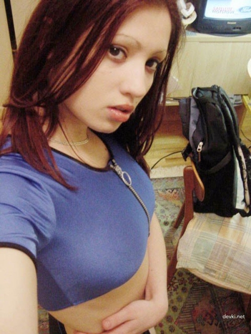 Young girl flaunts tits: Explicit and bold topless photo!