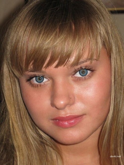 Young girl flaunts her shaved pussy in explicit display