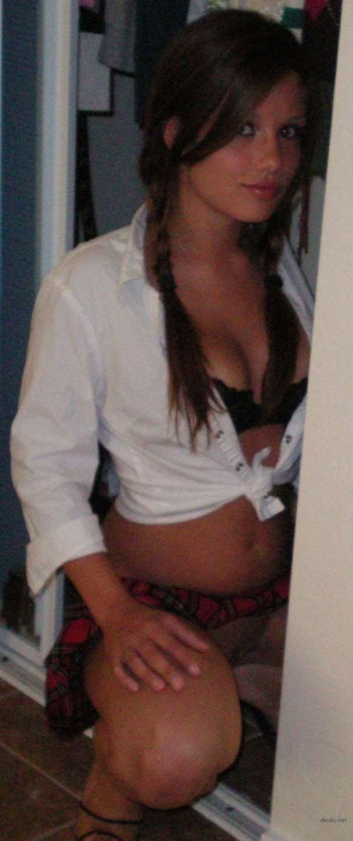 Private Photo of Cute Skinny Girl: Explicit Nude Selfie