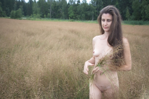 Husband Shares Nude Outdoor Photo of Wife - Explicit Voyeurism Shot