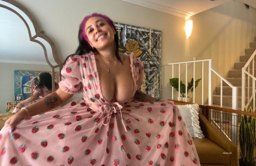 Mature Woman with Massive Boobs: Explicit Busty MILF Photo
