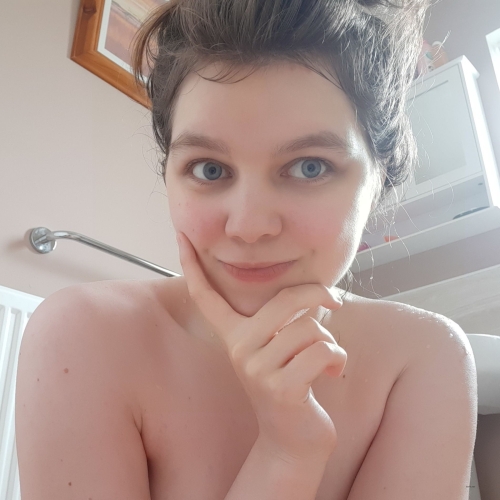 Naked Smiling Girl: Explicit Nude Photo Shoot with Seductive Smile