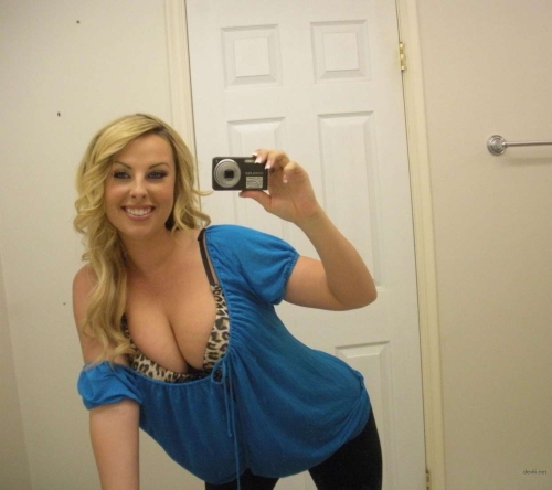 Blonde Babe Gets Cumshot on Pussy - Explicit Porn Photo
