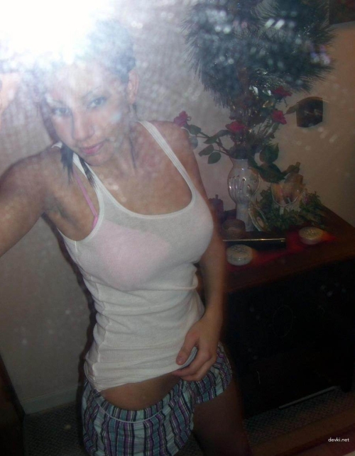 Hot Brunette with Stunning Body Takes Erotic Selfie