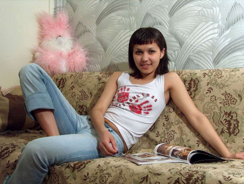 Seductive girl posing naked: Juicy babe shows it all