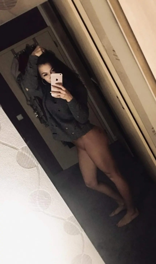 Explicit Naked Selfies of Horny Milf - Hot and Passionate Photos
