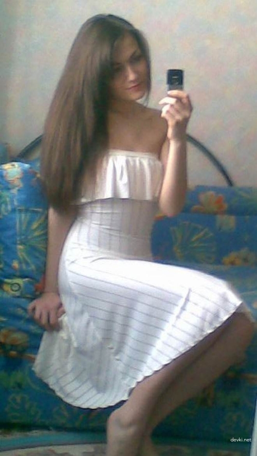 Hot Home Selfies of Cute Girl: Explicit and Seductive Photos