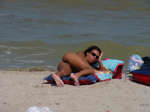 Nude Women on Beach: Explicit and Provocative Photoshoot