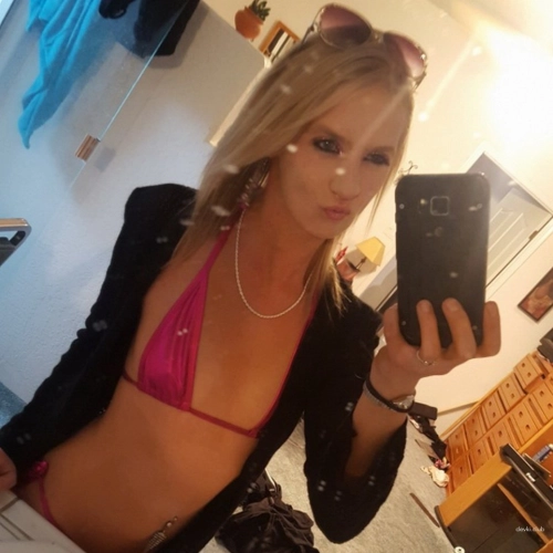 Skinny Blonde Selfie: Hot and Explicit Photoshoot of Slim Girl