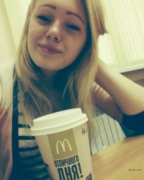 Sexy Girl Takes Explicit Selfies on Phone: Hot and Naughty Photos
