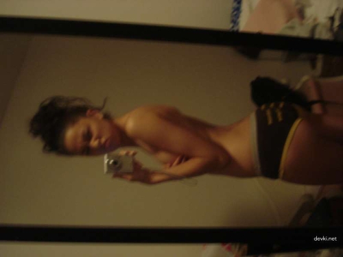 Naked Curly Haired Mulatto Babe Exposed in Provocative Photo Shoot