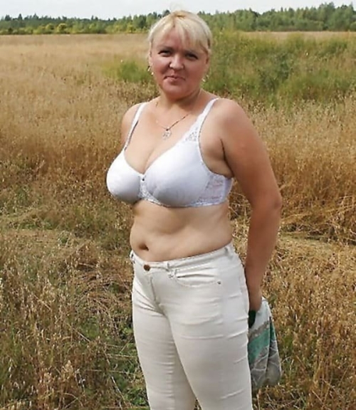 Milf Strips Naked in Field: Explicit Outdoor Nude Photoshoot