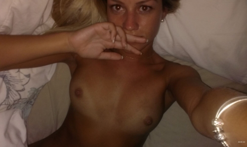 Sexy Blonde Babe and Her Erotic Selfies: Explicit Beauty Shots!