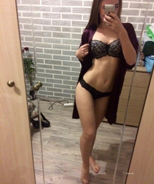 Sexy Selfies from Hot Babe - Seductive and Sultry Photos