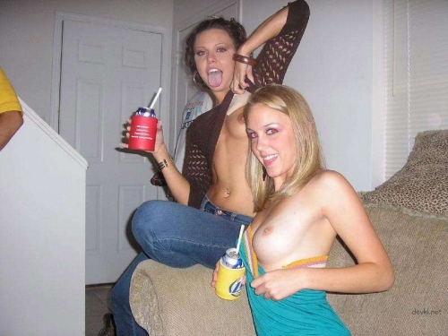 Topless Girls Expose Their Breasts (Part 4): Uncensored Photos