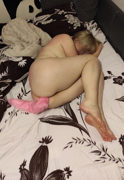 Hot Wife Home Photo with Tail: Explicit Amateur XXX Shot
