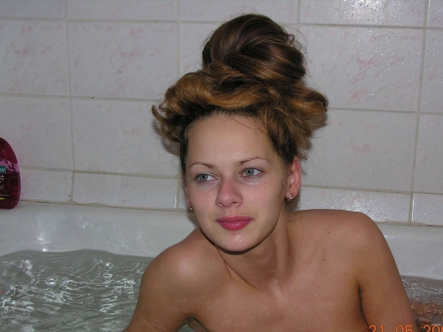 Shaved Pussy in the Bath - Explicit Grooming Session with a Naked Woman