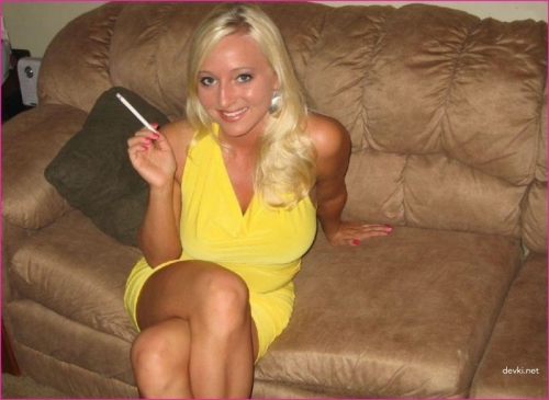 Smoking Hot Babe Gives Blowjob