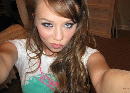 Amateur Teen with Shaved Pussy in Hardcore Homemade Porn