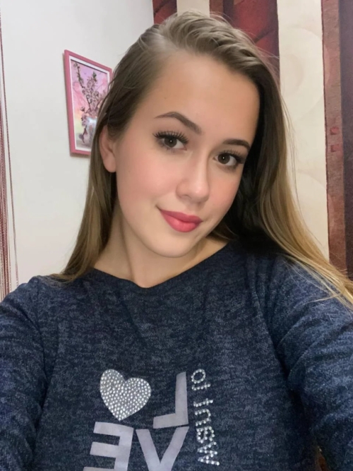 Hot Girl's Homemade Selfies: Exposing Naked Boobs and Pussy